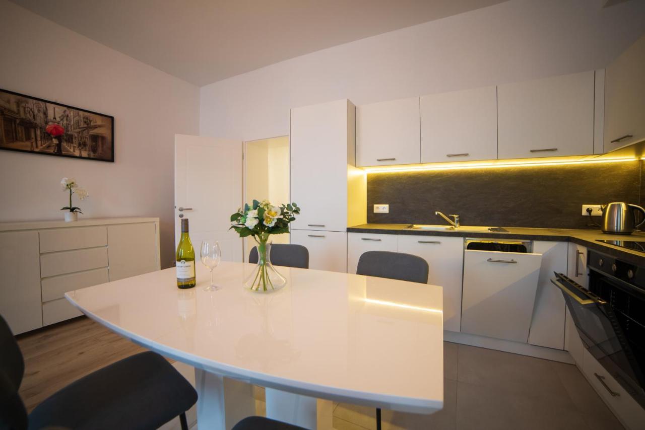 Top Class Apartments In Carlsbad KLV Exterior foto